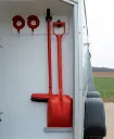 Oklahoma Plus grote zadelkamer met schep en borstel.webp